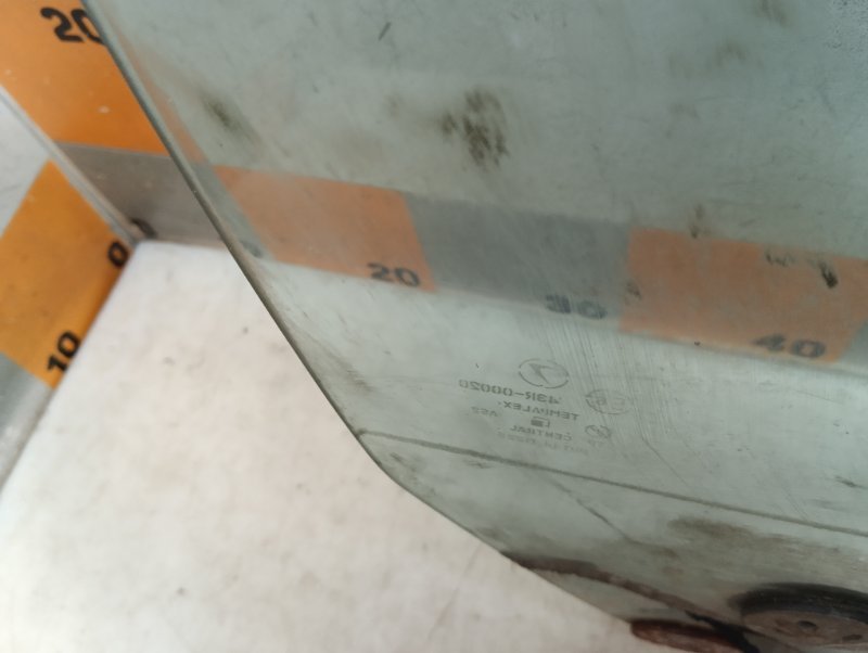 Стекло двери передней правой