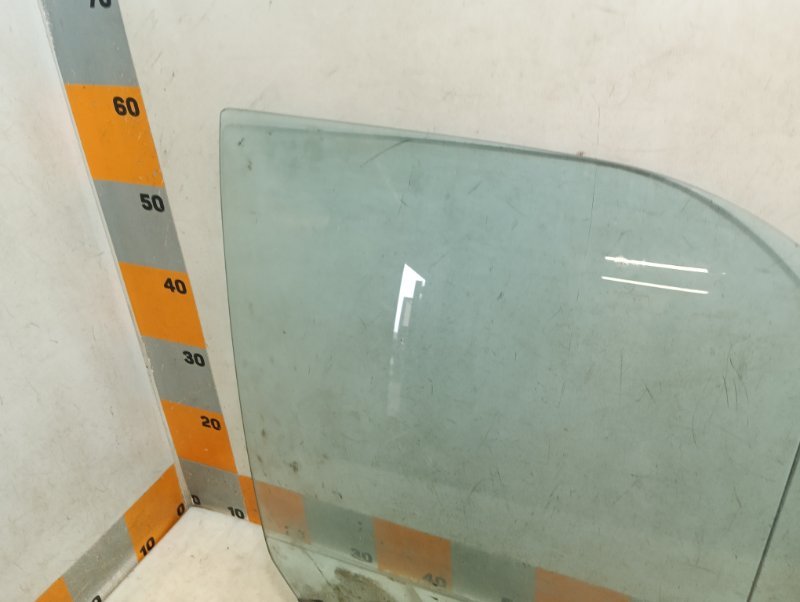 Стекло двери передней правой