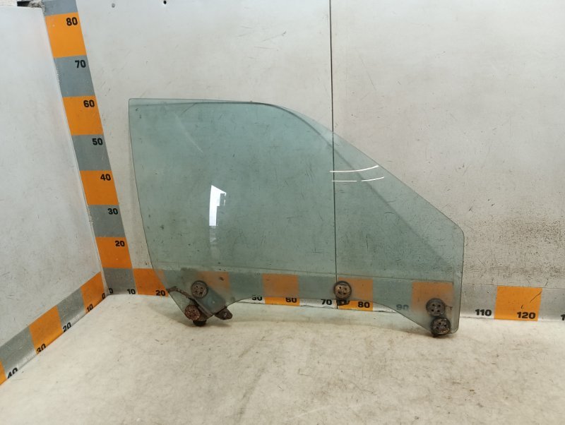 Стекло двери передней правой