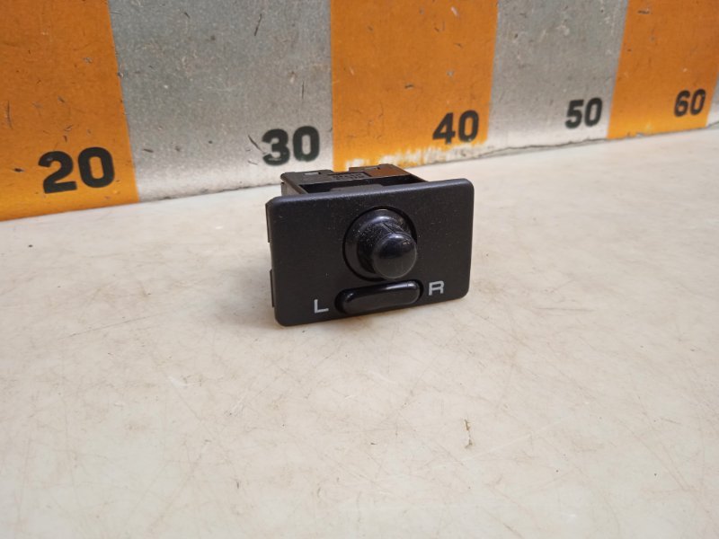 Кнопка регулировки зеркала