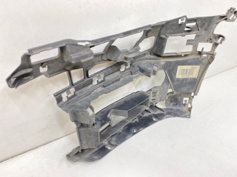 Кронштейн переднего бампера правый