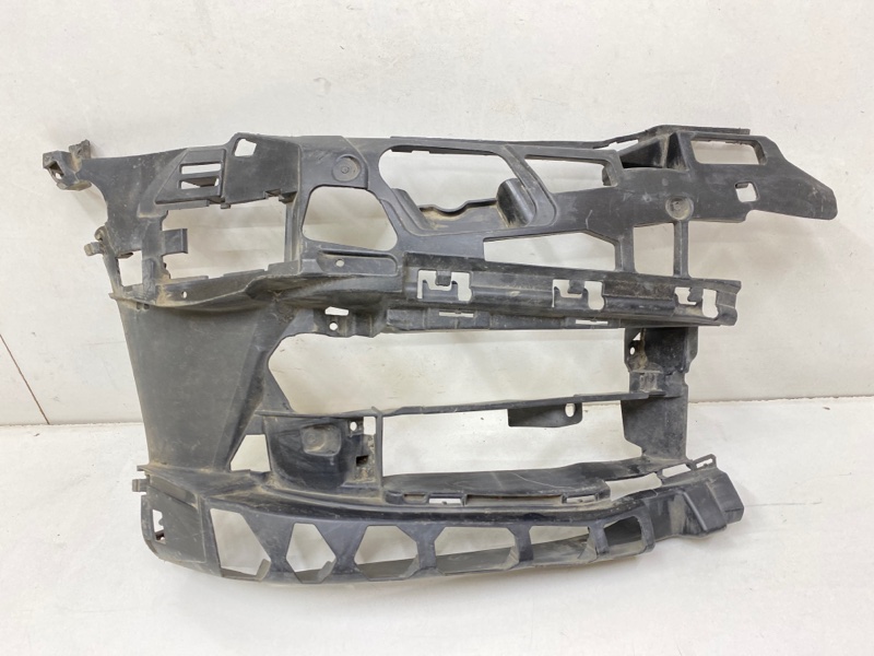 Кронштейн переднего бампера правый