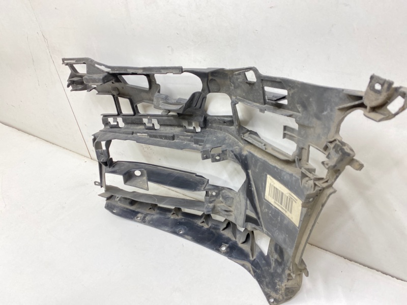 Кронштейн переднего бампера правый