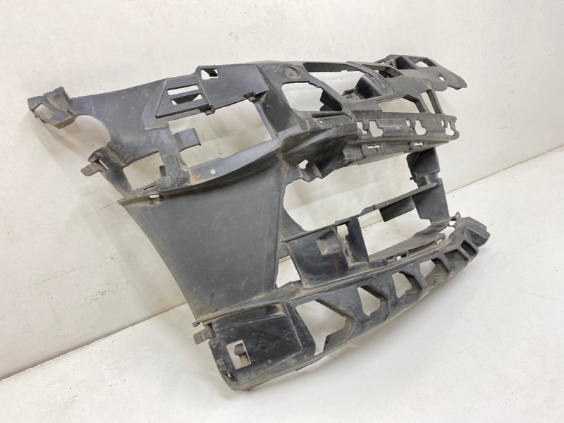 Кронштейн переднего бампера правый