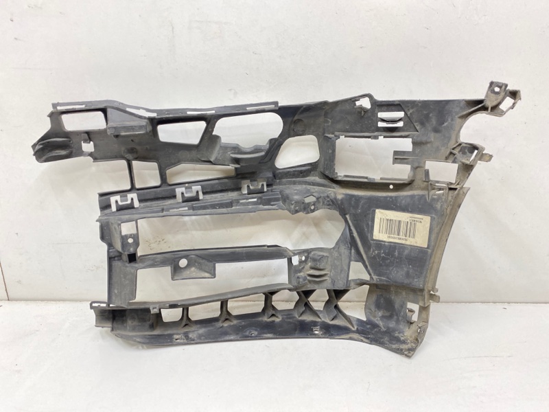 Кронштейн переднего бампера правый