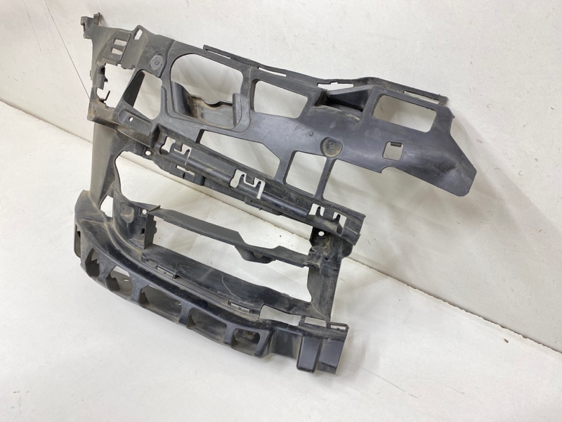 Кронштейн переднего бампера правый