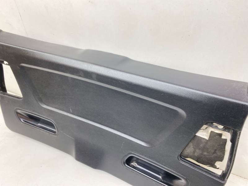 Обшивка двери багажника