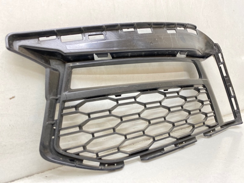 Рамка противотуманной фары левой