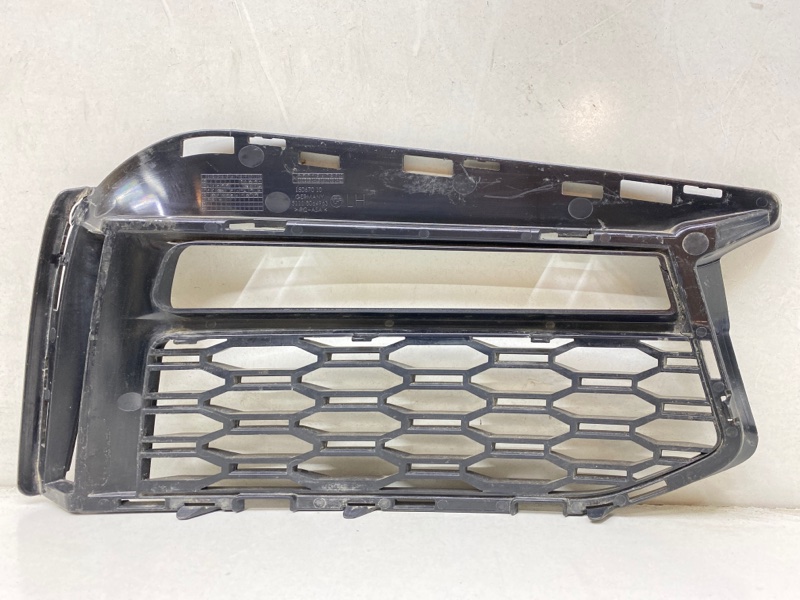 Рамка противотуманной фары левой