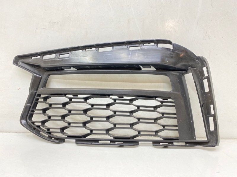 Рамка противотуманной фары левой