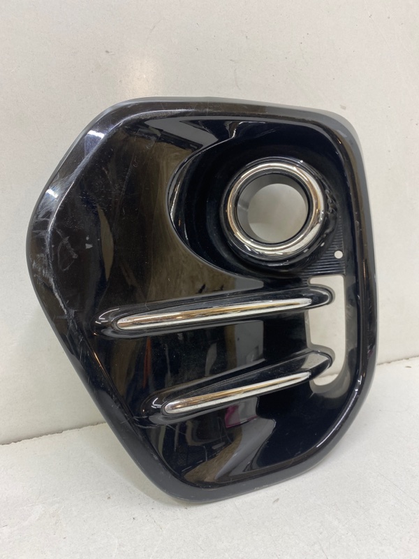 Рамка противотуманной фары левой