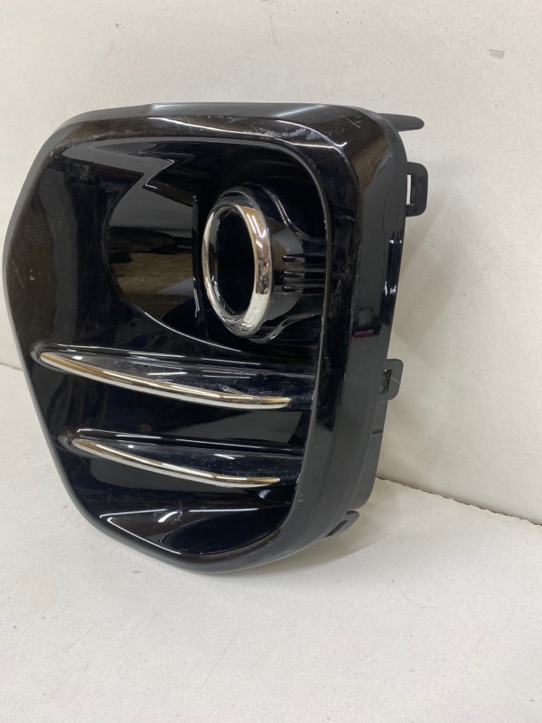 Рамка противотуманной фары левой