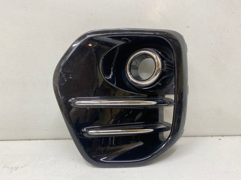 Рамка противотуманной фары левой