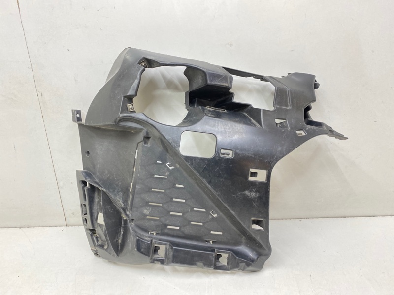 Кронштейн переднего бампера правый