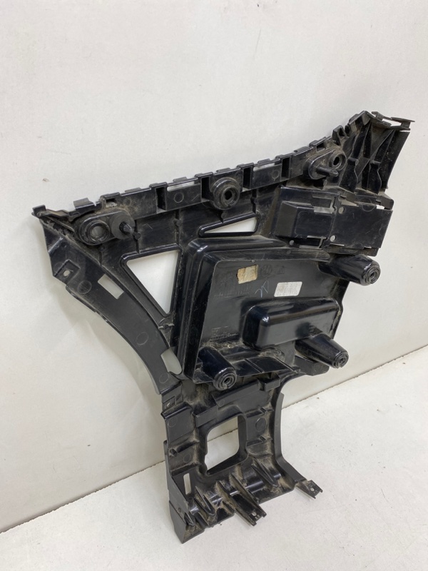 Кронштейн заднего бампера правый