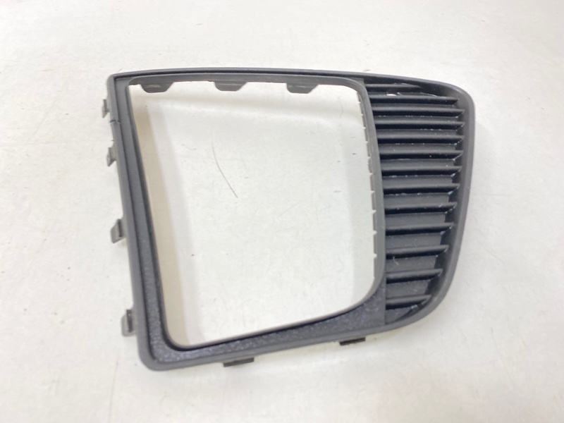 Рамка противотуманной фары правой