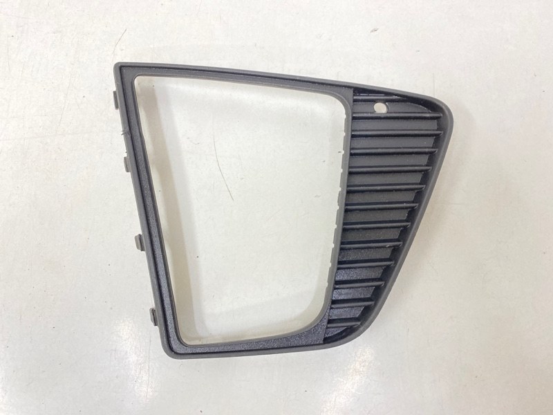 Рамка противотуманной фары правой