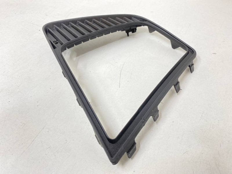 Рамка противотуманной фары правой