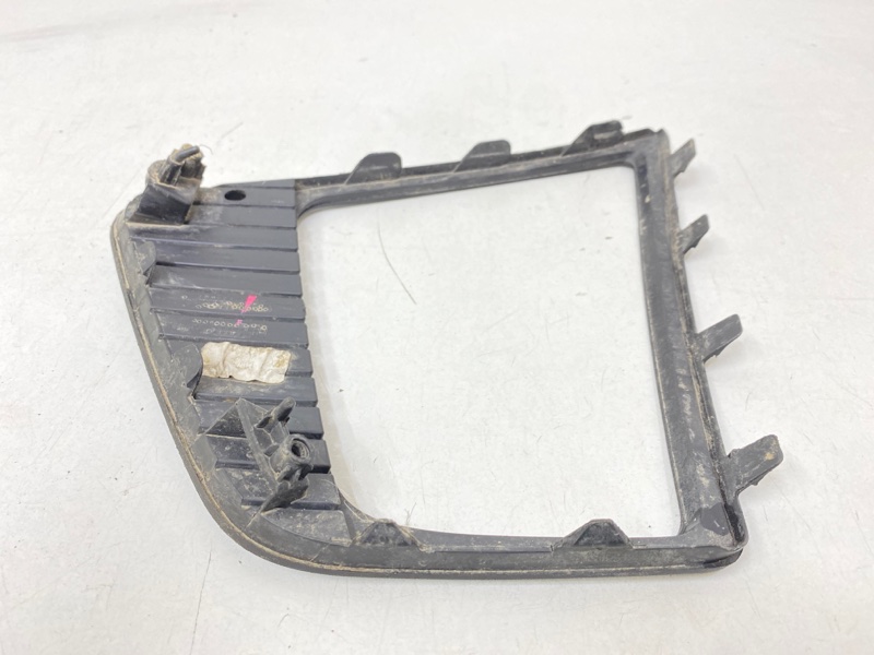 Рамка противотуманной фары правой
