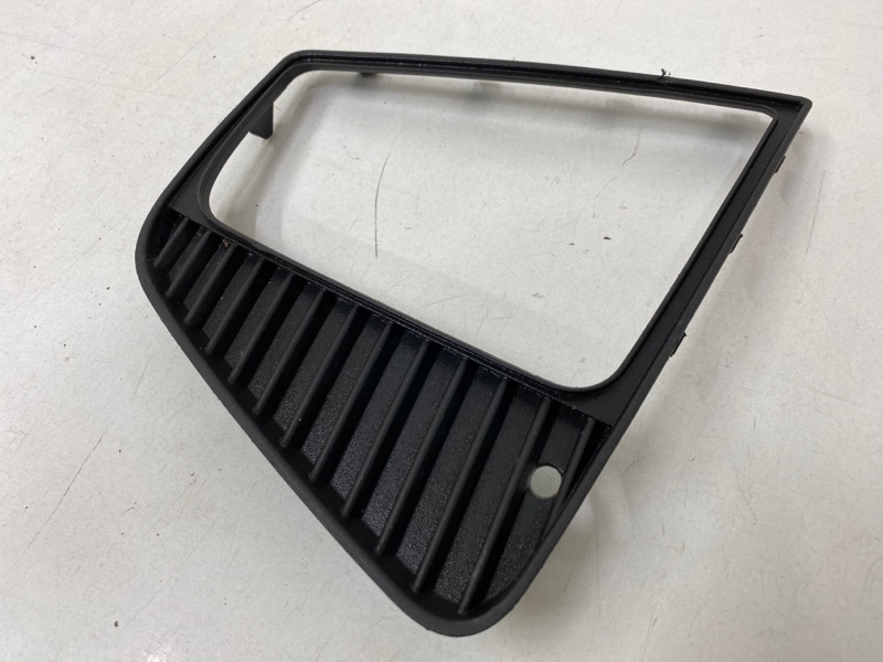 Рамка противотуманной фары правой