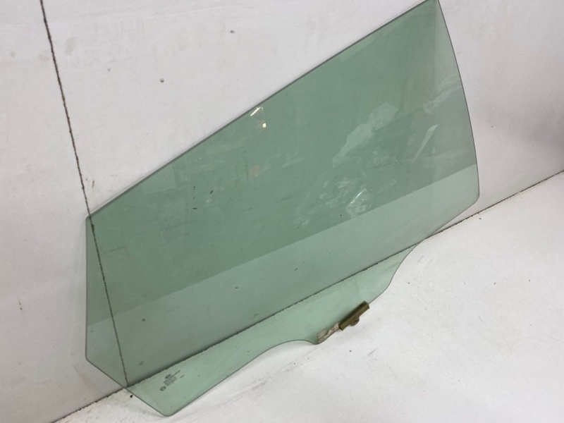 Стекло двери задней правой
