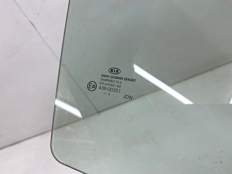 Стекло двери задней правой