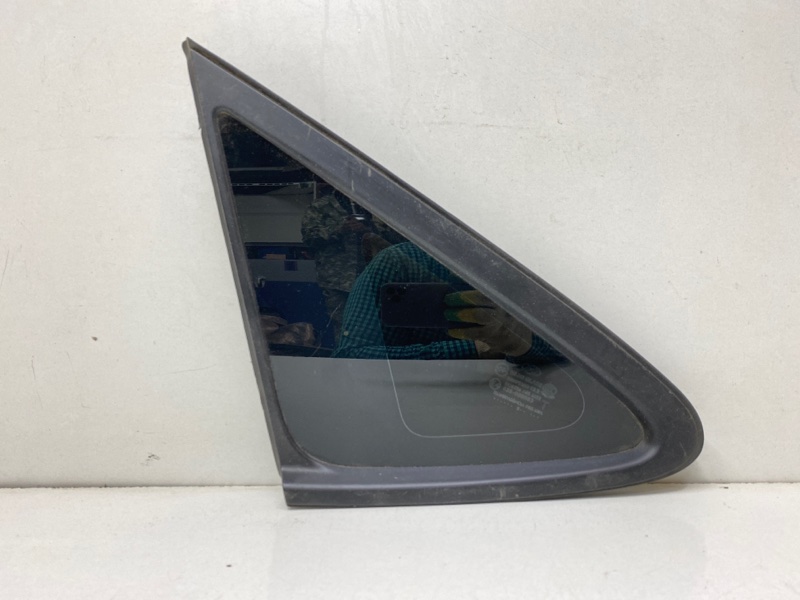 Стекло кузовное глухое левое