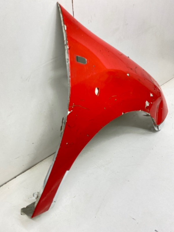 Крыло переднее правое