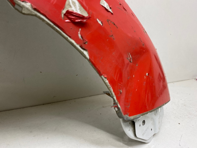 Крыло переднее правое