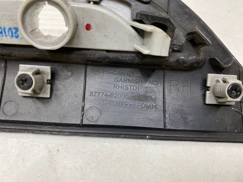 Накладка переднего крыла правого