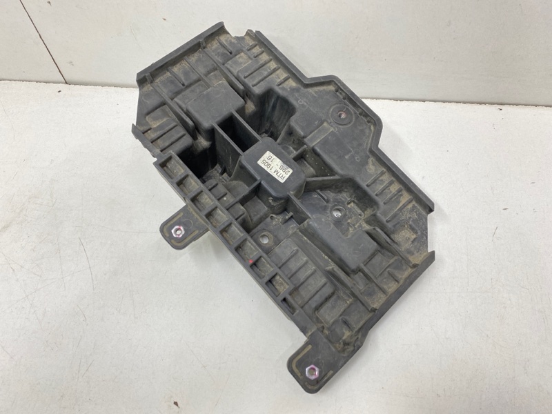 Площадка под аккумулятор (АКБ)