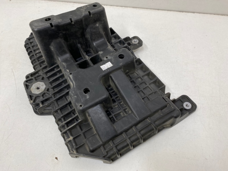 Площадка под аккумулятор (АКБ)