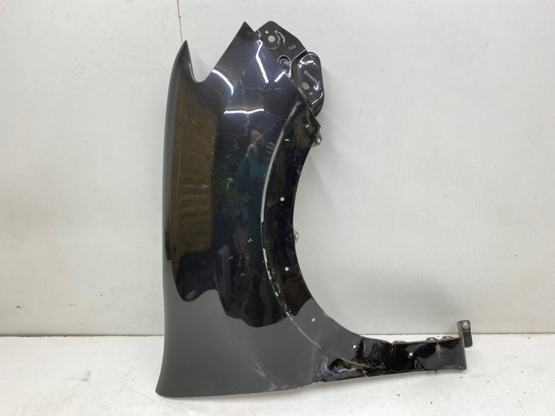 Крыло переднее правое