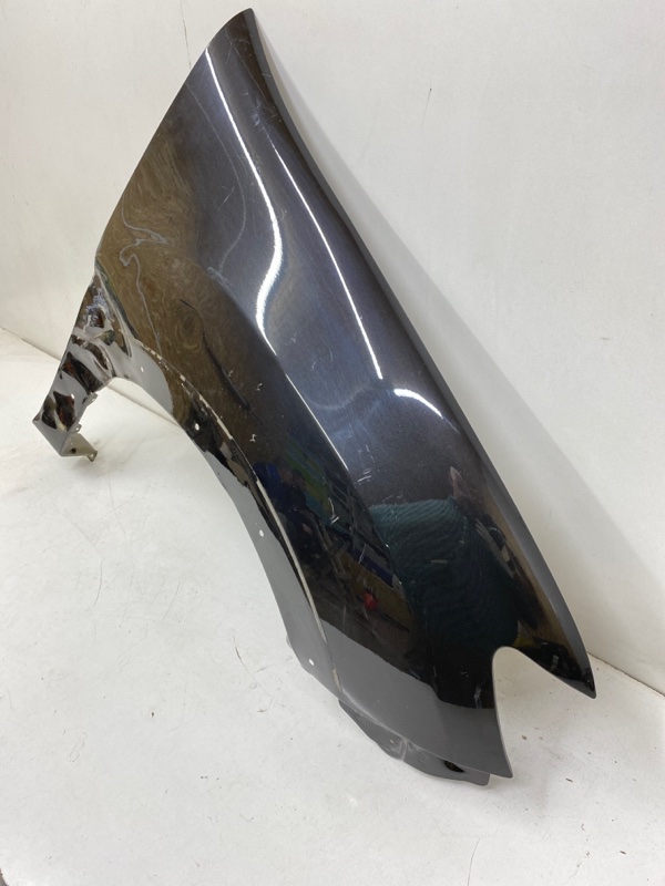 Крыло переднее правое