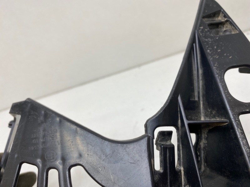 Кронштейн переднего бампера правый