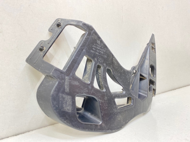 Кронштейн переднего бампера правый