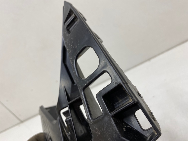 Кронштейн переднего бампера правый