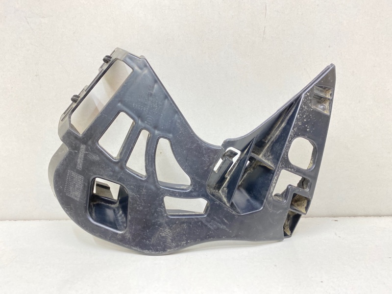 Кронштейн переднего бампера правый