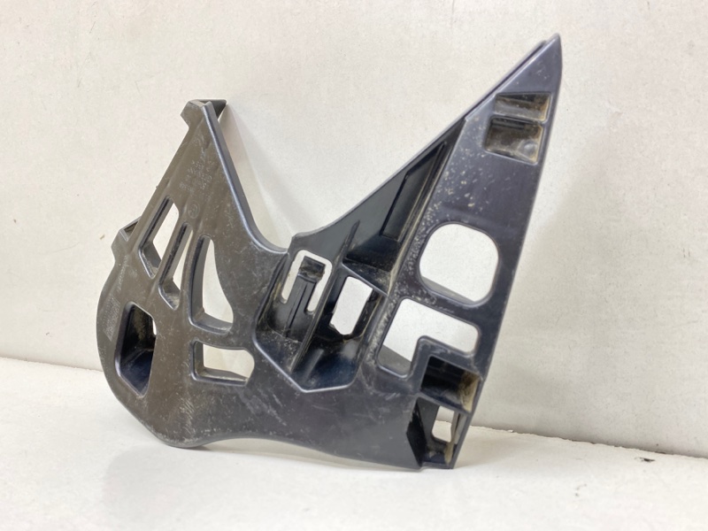 Кронштейн переднего бампера правый