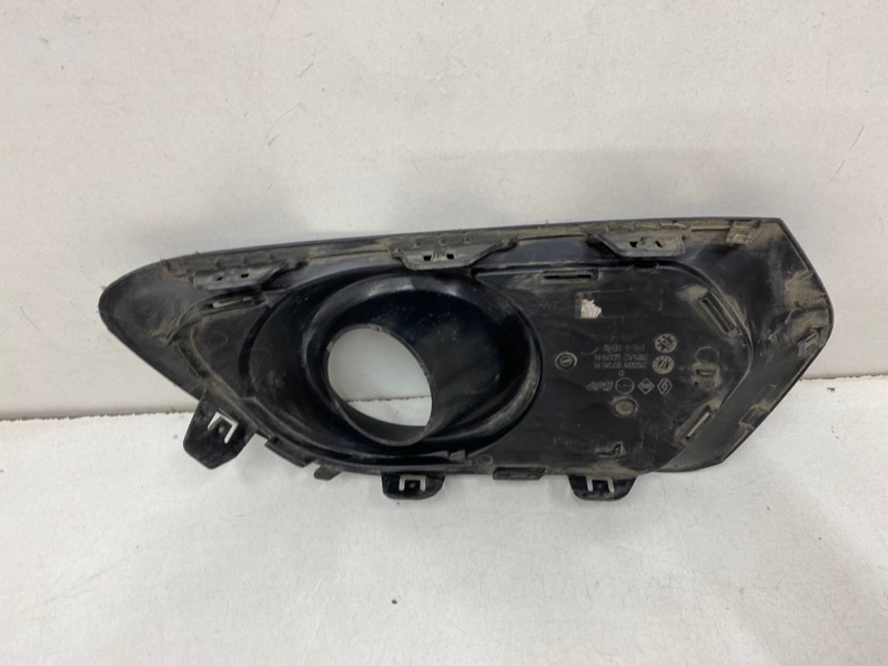 Рамка противотуманной фары правой