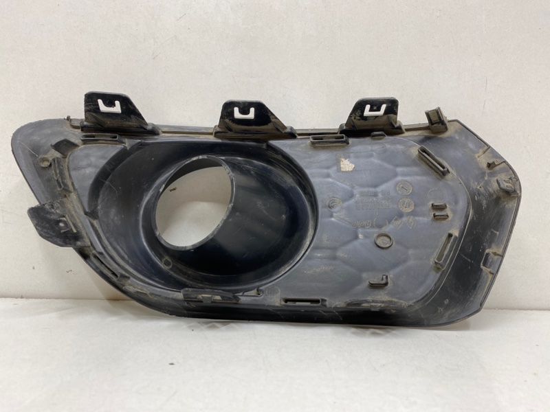 Рамка противотуманной фары правой