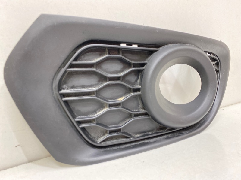 Рамка противотуманной фары правой