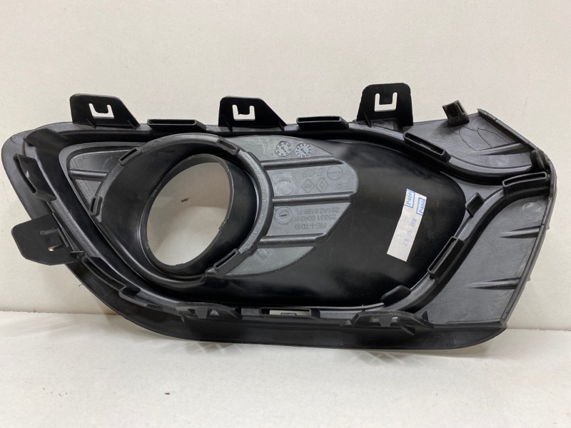 Рамка противотуманной фары правой