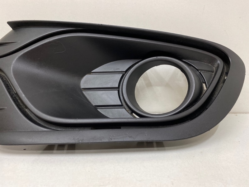 Рамка противотуманной фары правой