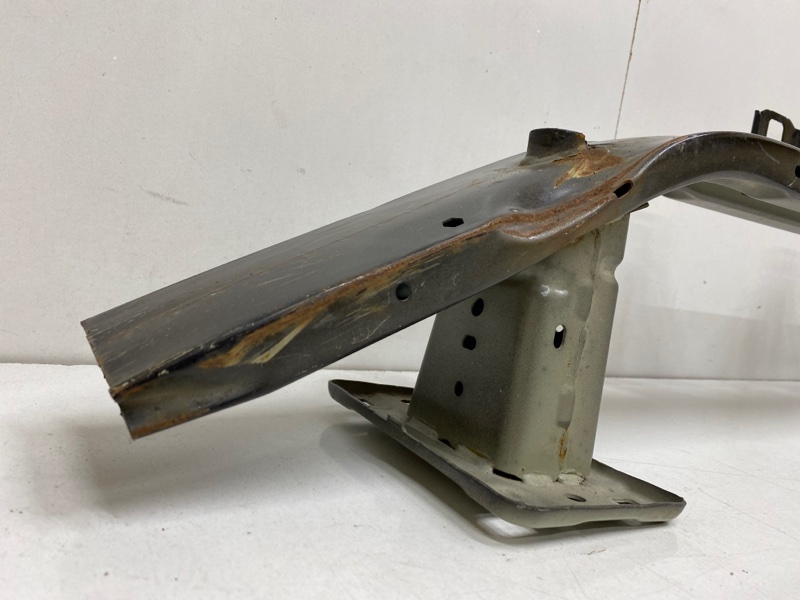 Усилитель переднего бампера