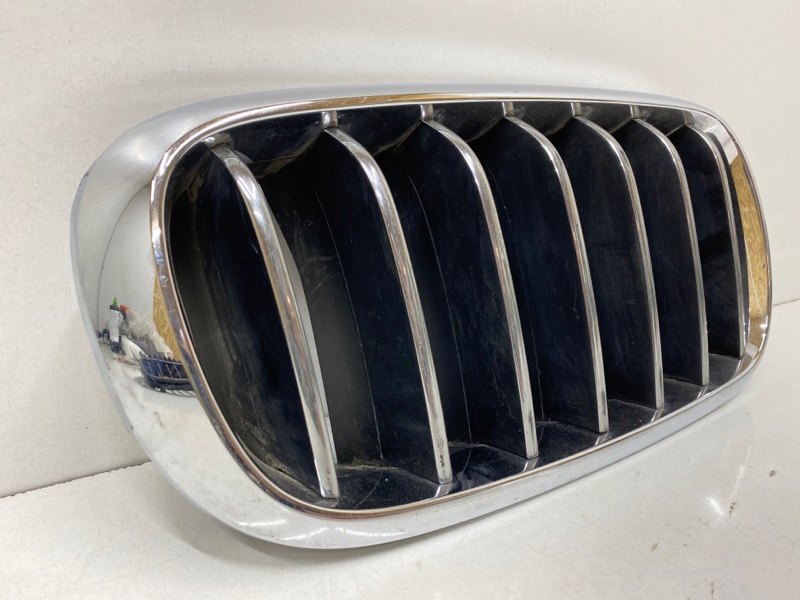 Решетка радиатора правая