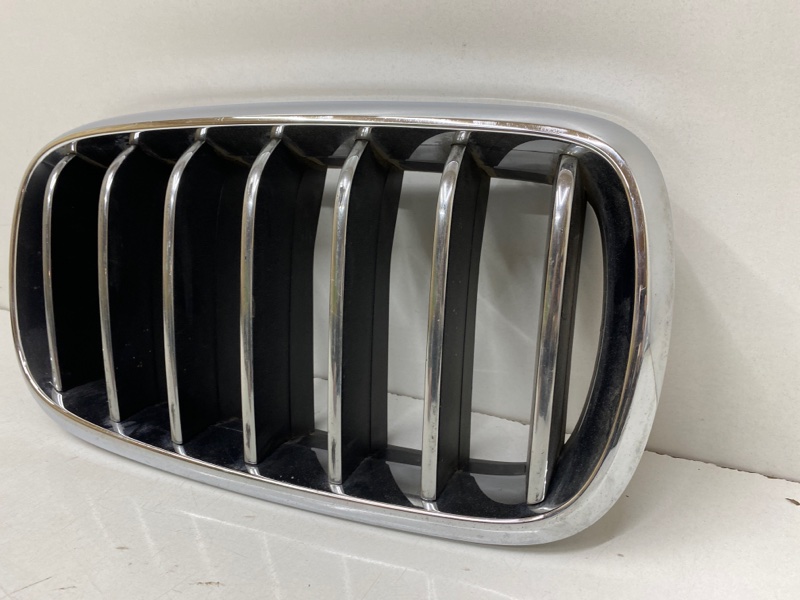 Решетка радиатора правая