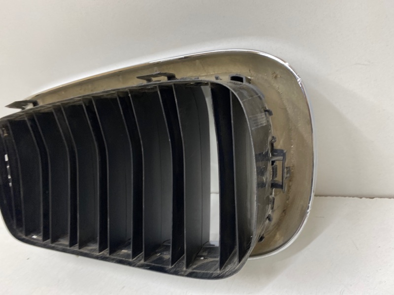 Решетка радиатора правая