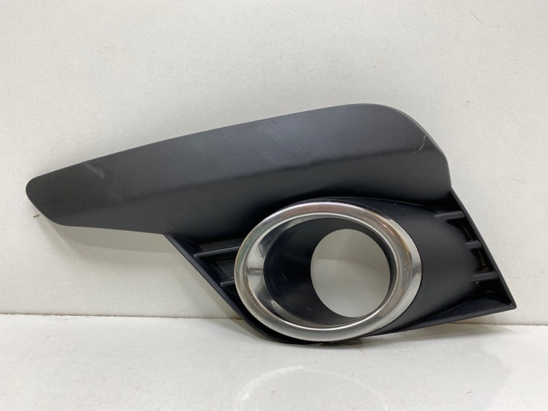 Рамка противотуманной фары левой