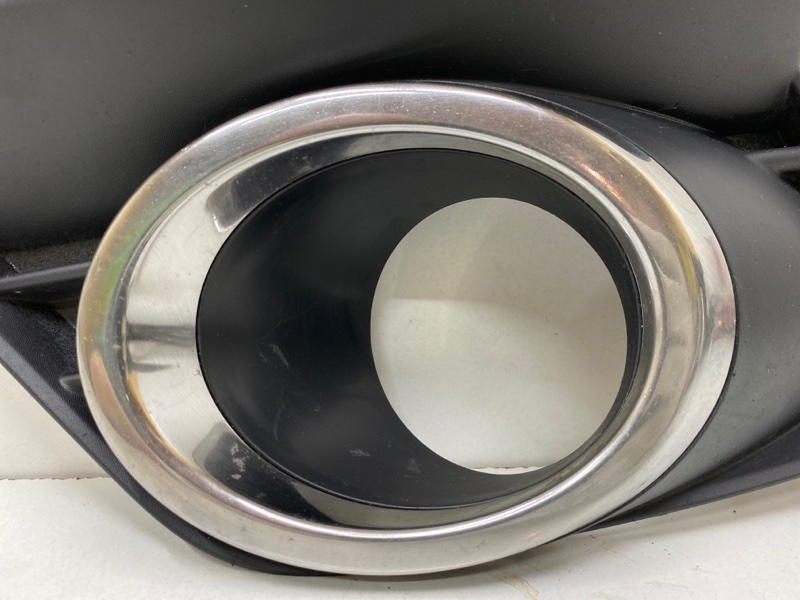 Рамка противотуманной фары левой